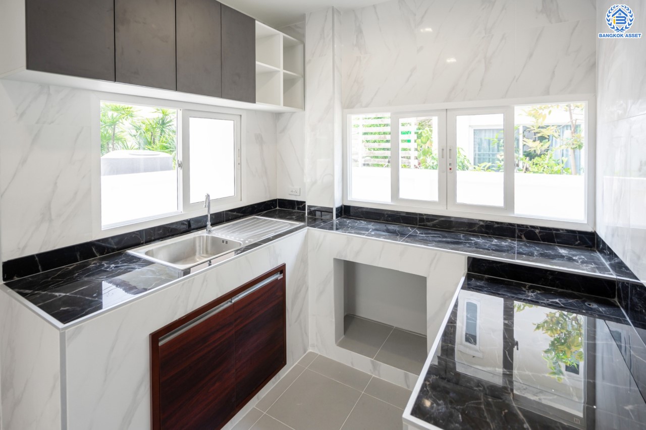 บ้านมือสองตกแต่งใหม่ จากแบรนด์ AP ม.เดอะเซนโทร รัตนาธิเบศร์ หลังมุม เนื้อที่ 60.9 ตร.ว. ฟังก์ชันจัดเต็ม 3 ห้องนอน 3 ห้องน้ำ จอดรถได้ 2 คัน บนทำเลศักยภาพ เชื่อมต่อหลายเส้นทางทั้ง ถ.ราชพฤกษ์, ถ.รัตนาธิเบศร์ และถ.กาญจนาภิเษก และเพียง 5 นาทีถึงรถไฟฟ้า "สถานีบางพลู"